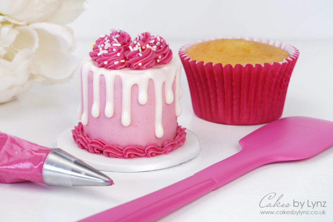 Miniature cake using a cupcake