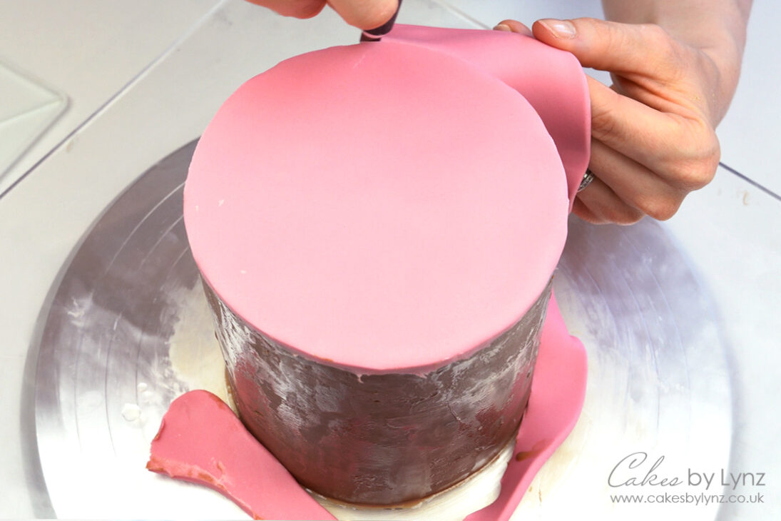 Covering a cake in fondant